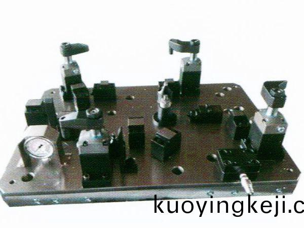 齒(chi)輪(lun)室罩蓋液壓裌具